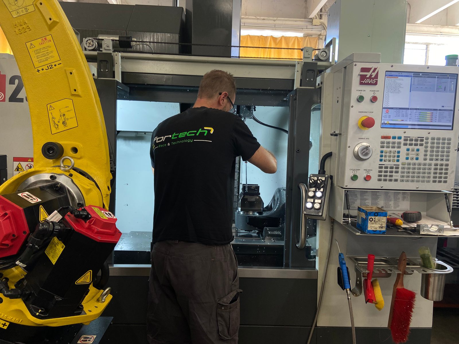 Operatore Fortech al centro di lavoro, durante una lavorazione meccanica