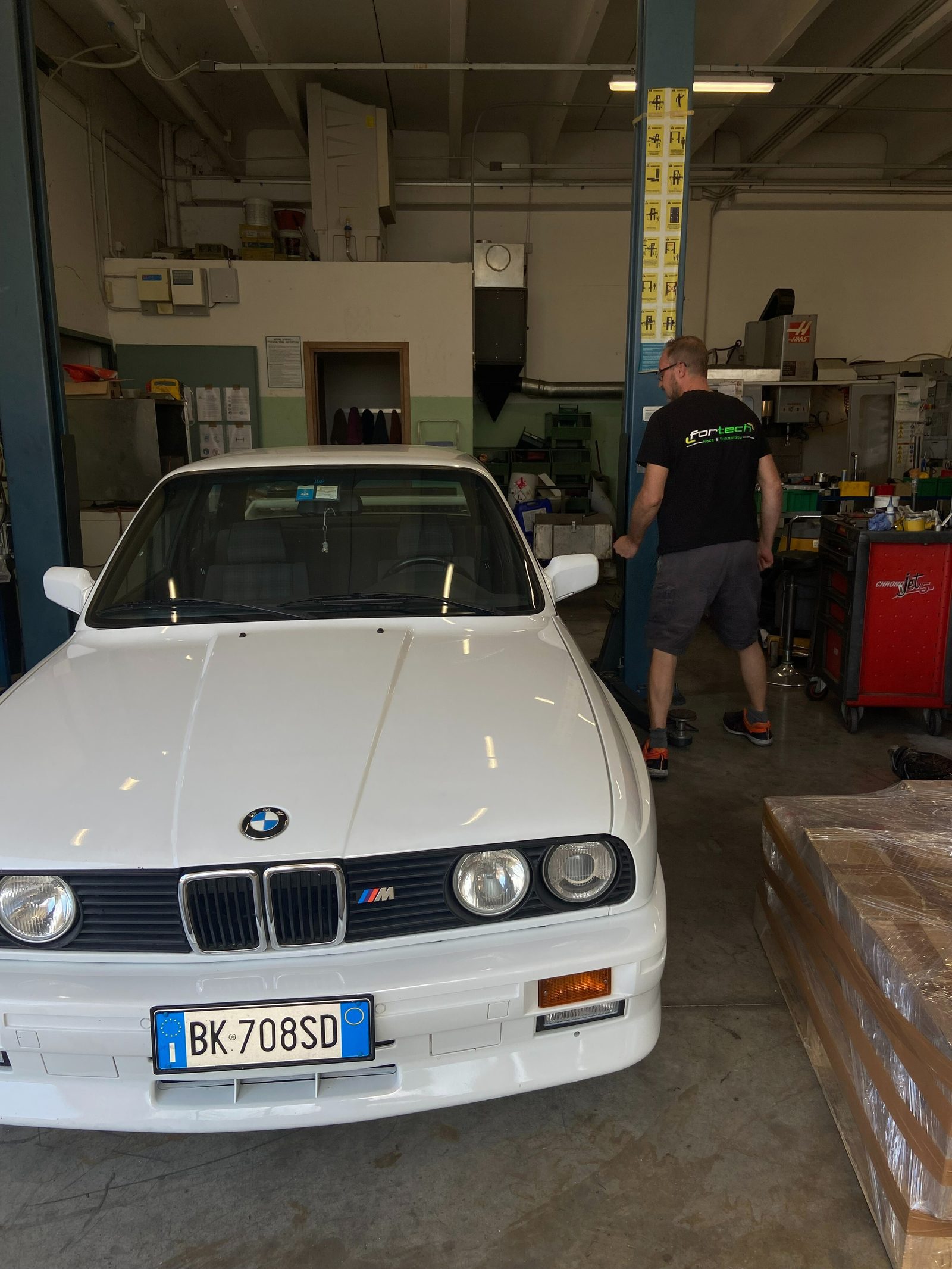 Officina Fortech, con una vettura in lavorazione
