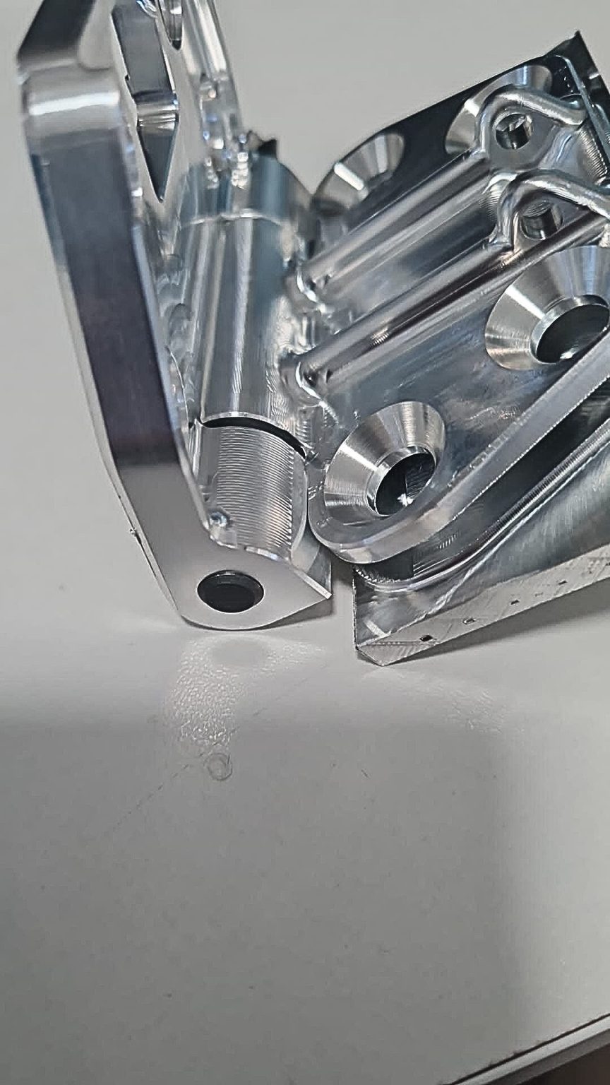 Particolari in alluminio fresati, con fori e sedi di precisione